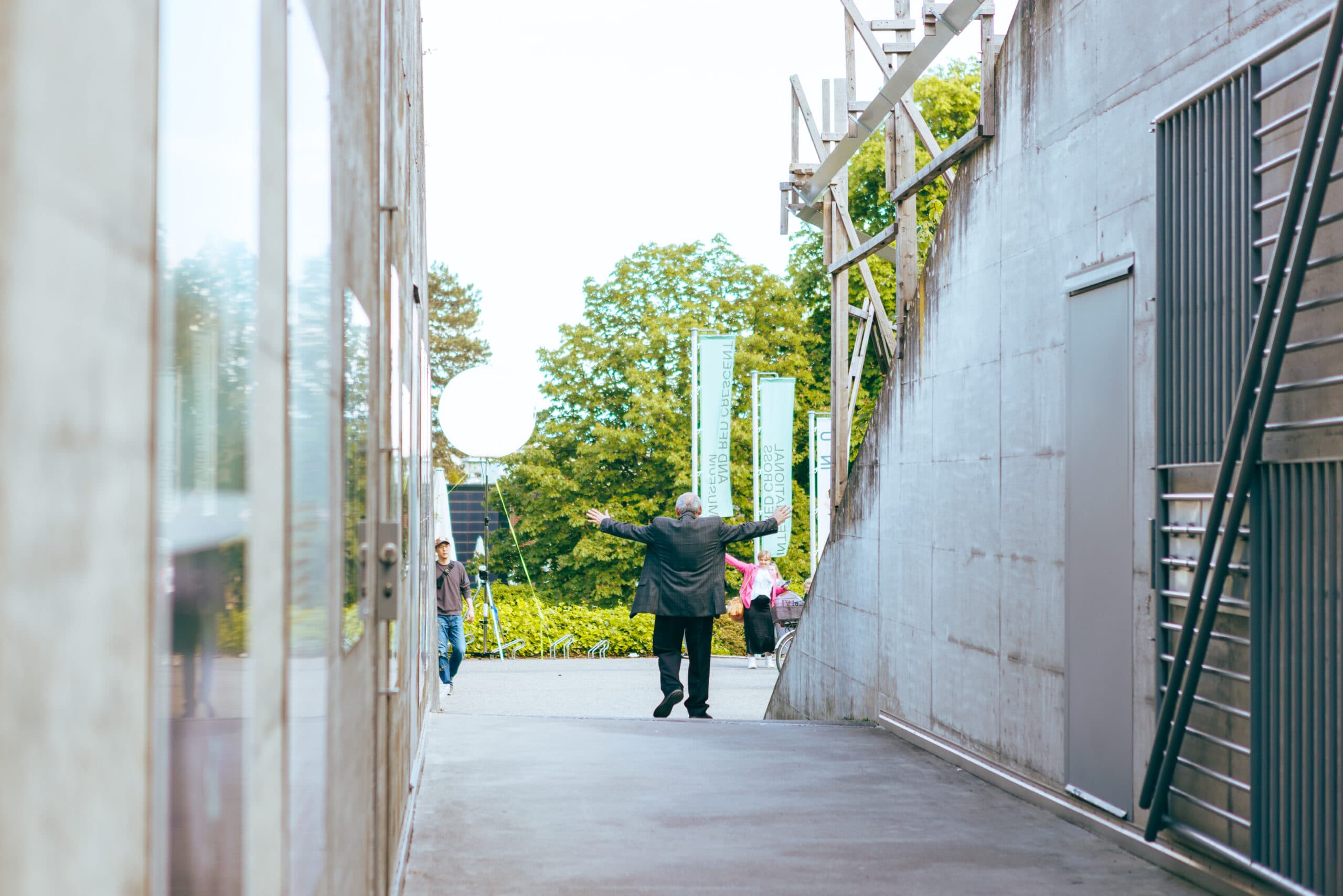 Un homme accueillant une amie à l'entrée du musée.