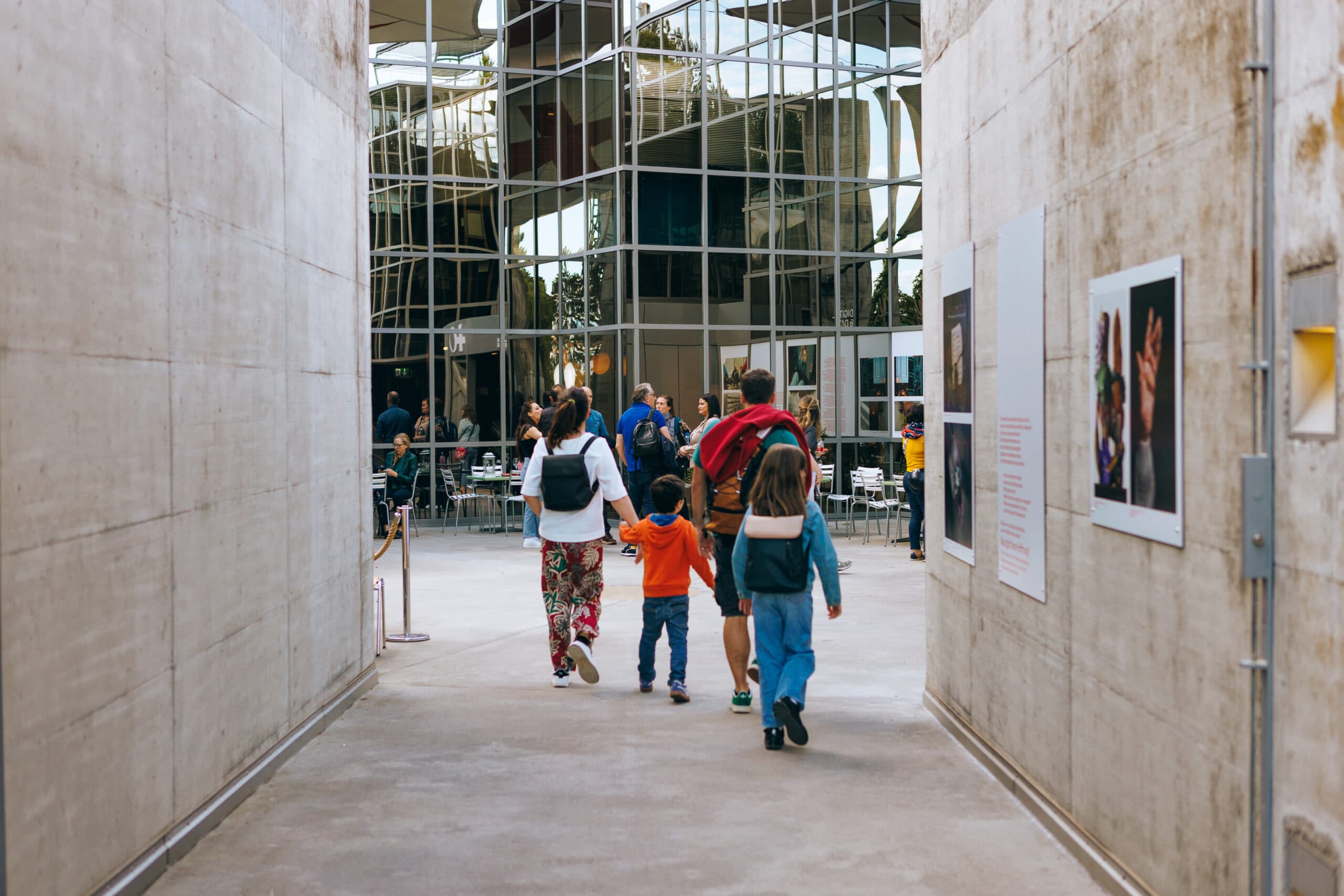 Un groupe de personnes dans l'atrium.