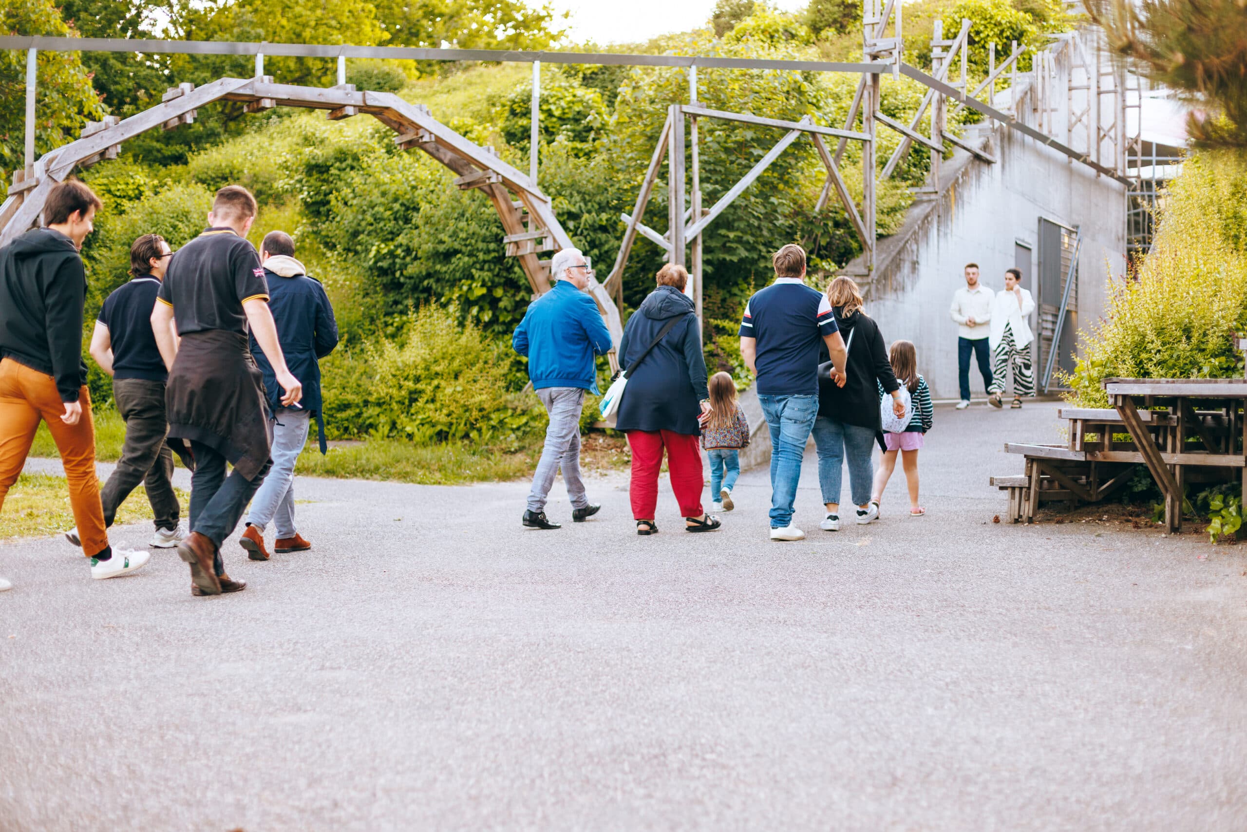 Un groupe de personnes devant la tranchée qui mène au musée.