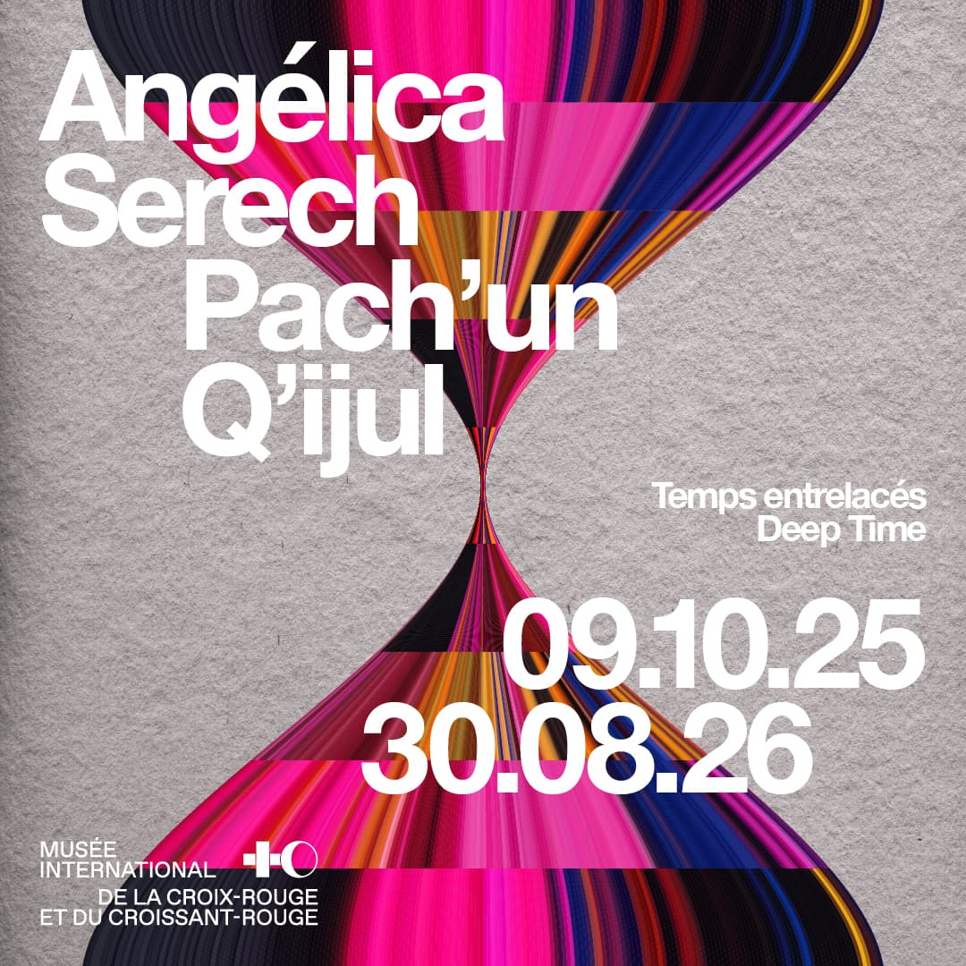 Plakat zur Ausstellung „Angélica Serech Pach’un Q’ijul“ mit einem mehrfarbigen, sanduhrförmigen Motiv in Magenta-Tönen und den Daten 9. Oktober 2025 – 30. August 2026.