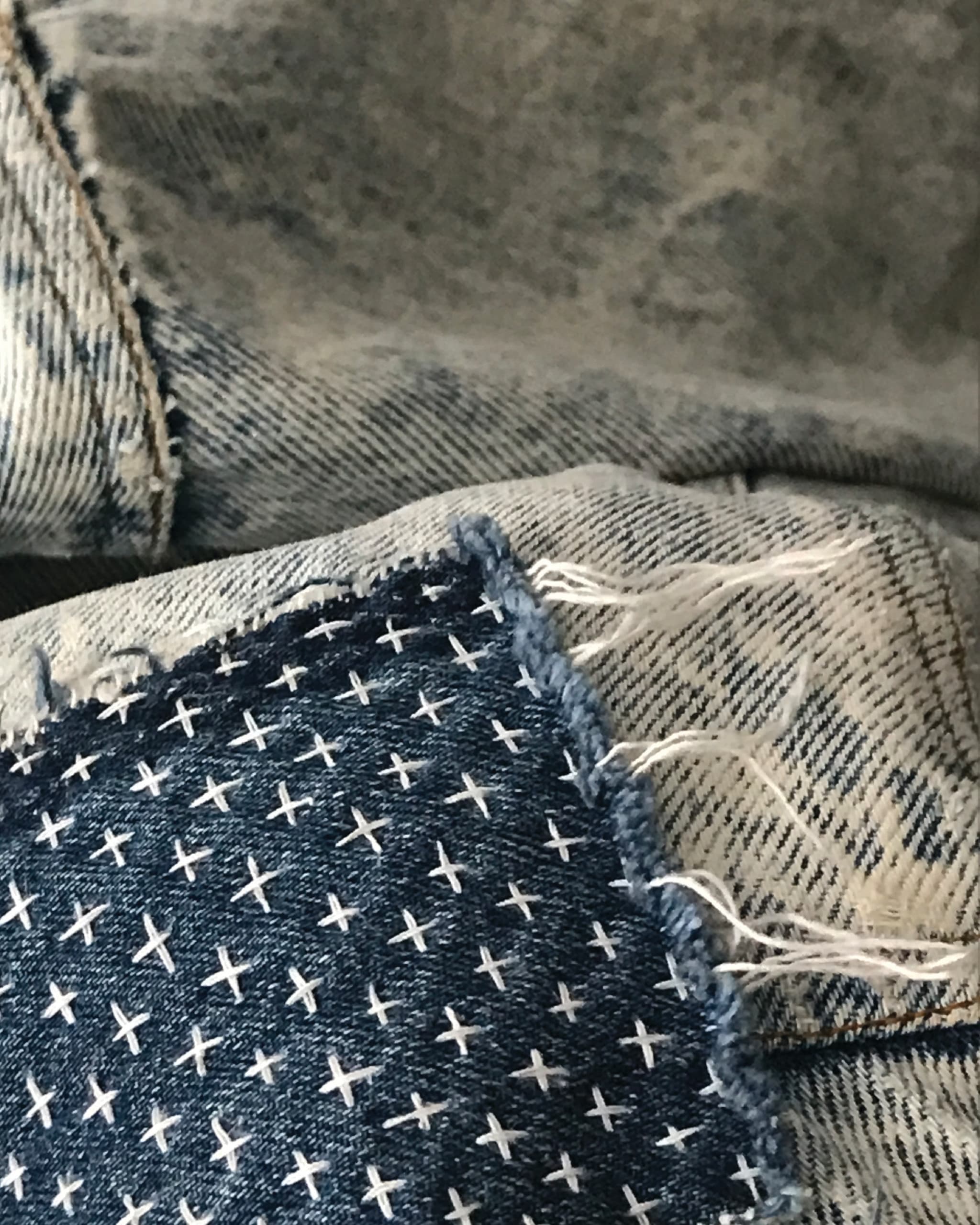 Denimstoffe mit Kreuzstichstickerei