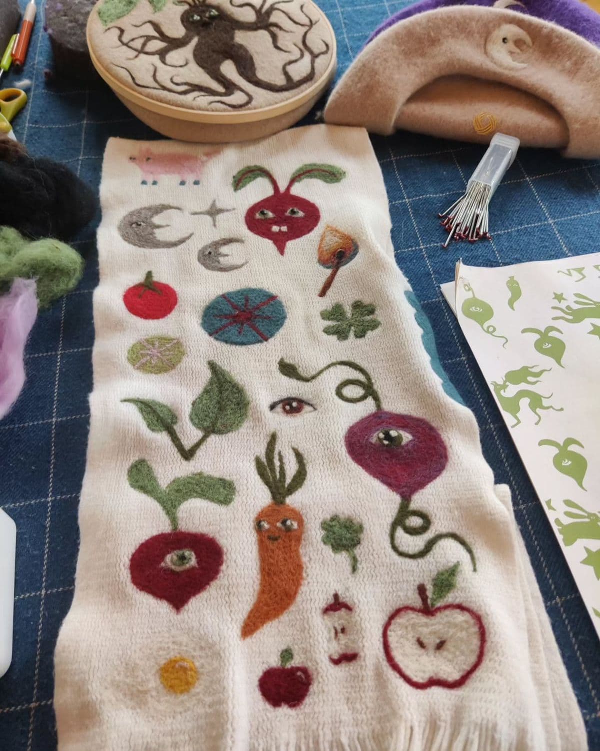 Filzgemüse auf weißem Stoff