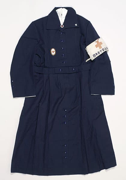 Robe faisant partie d’un uniforme d’infirmière