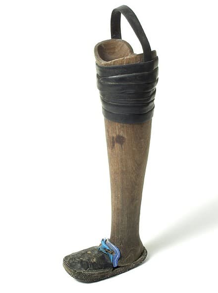Leg prosthesis in wood and rubber