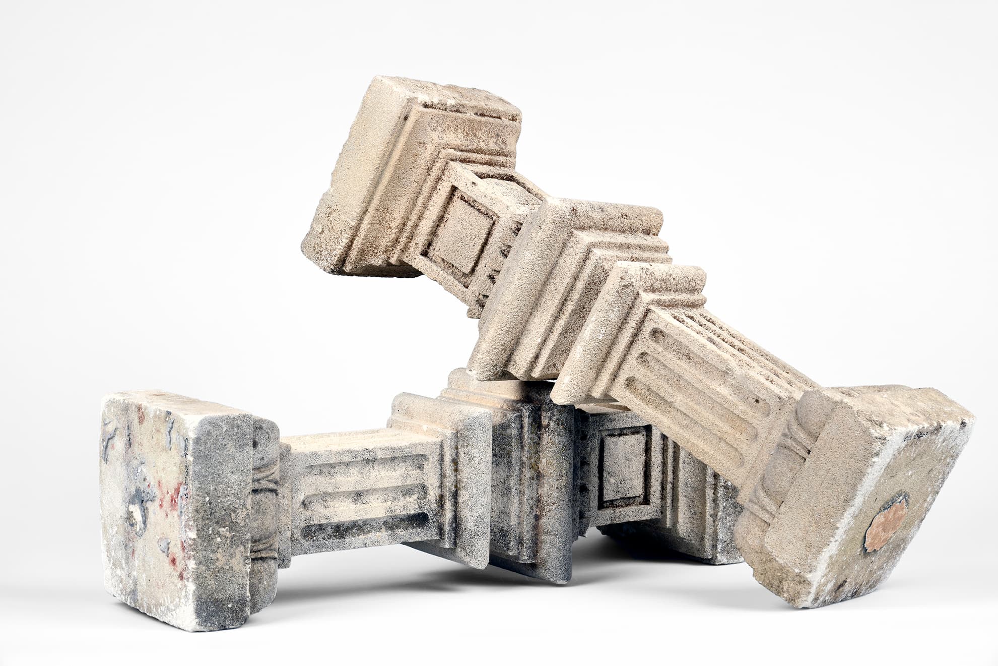 Deux colonnettes et un fragment de marbre du Château de la Maternité d’Elne